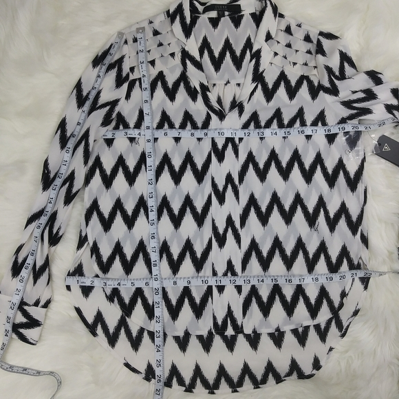 Guess black chevron flowy blouse high low pin tuck - Picture 7 of 8